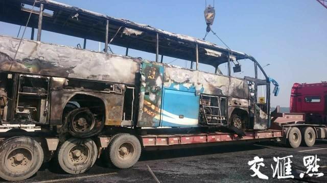 南京1輛載45人客車自燃 車身瞬間被燒剩骨架(圖)