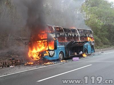 百色：高速公路大巴車著火 田東消防及時撲救